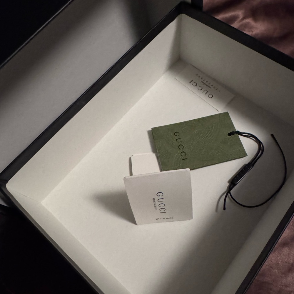 Gucci Black and White Gift Box with Green Tag - Picture 2 of 5